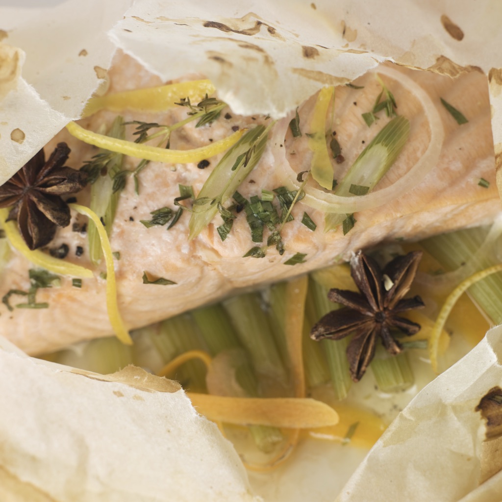 White fish parcels with watercress, capsicum & green beans photo