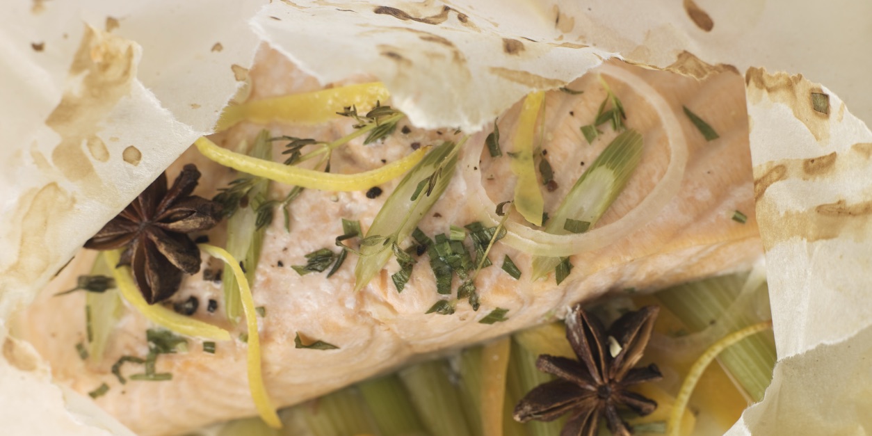 White fish parcels with watercress, capsicum & green beans photo